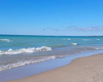 Newly renovated Huron Lake cottage, close walk to downtown and the beach! - Kincardine - Playa