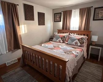 Charming 2-bedroom house in peaceful De Pere with WiFi. Outdoor fire pit. - De Pere - Bedroom