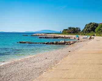 Deluxe Villa Laura with Pool Studio 1b - Novalja - Beach