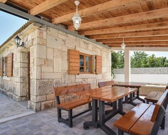 Lovely apartment in Seget Donji - Seget Donji - Innenhof