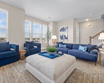 Julianne - Luxury 4 Br Rooftop Deck + Garage - Wake Forest - Wohnzimmer