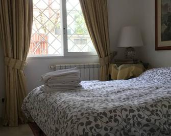 Apartment Whenlifeisbetter - Casal Palocco - Camera da letto