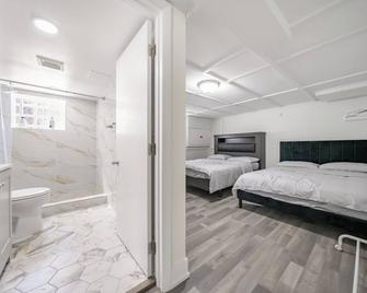 'Modern Comfort, Urban Charm' - Chicago - Bedroom