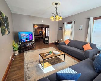 Ottawa Oasis! Pool, Game room, Pet Friendly! - Ottawa - Вітальня