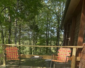Less than 1 mile from Dale Hollow State Park Marina. Private pond for fishing. - Burkesville - Balcony