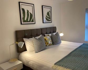 Modern, detached 2 bedroom property. Free parking. - St. Helens - Bedroom