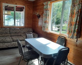 Lakefront 3-bedroom cabin on Crow Lake #4 Bull Moose Lodge - Nestor Falls - Dining room