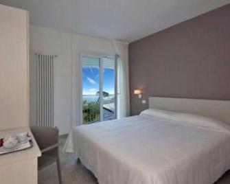 Hotel Saviola - Sirmione - Bedroom