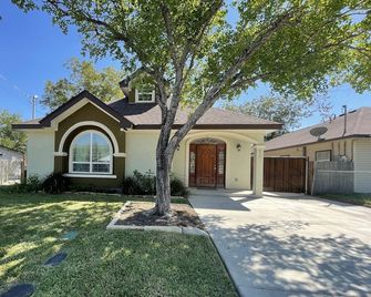 A luxury, 3-bedroom home mins away from the San Jose Missions - San Antonio - Byggnad