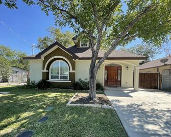 A luxury, 3-bedroom home mins away from the San Jose Missions - سان انطونيو - مبنى