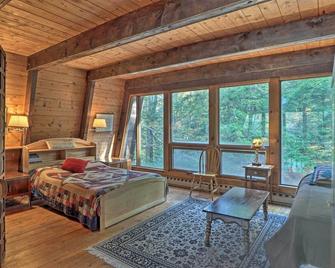 Lakefront Berkshires Retreat w/ Deck, Dock & Boat! - Great Barrington - Schlafzimmer