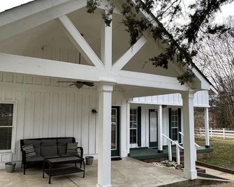Charming, southern retreat located on historic property - Covington - Binnenhof