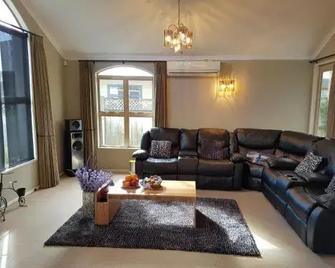 Makepeace Place Homestay - Hamilton - Obývací pokoj