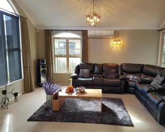 Makepeace Place Homestay - Hamilton - Living room