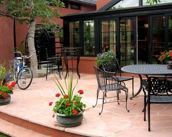 Historic Stay w/ Cozy Lounge, Beautiful Courtyard - Close to Trailhead - Cody - Patio