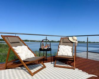 Houseboat in azy by Lake Jamno and the Sea - Łazy - Balkon