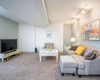 Chic Designer Retreat Nestled in an Upscale, Tranquil Enclave - Vancouver - Sala de estar