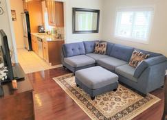 Charming 3 bdr with private yard. Close to the beach, dining & shopping! - Greenwich - Living room