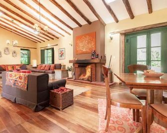 Stunning Villa With Incan Ruin Views In The Heart Of Urubamba Valley - Pisac - Living room