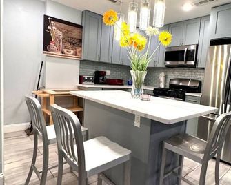 Magic Gardens 2BD Apt in Center City - Philadelphia