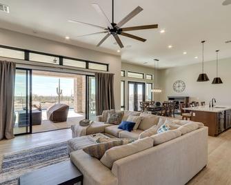 7 Mi to Lost Dutchman Home with Pool and Patio! - Apache Junction - Living room