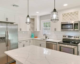 Hampton Bays Retreat Walk to Squires Beach! - Hampton Bays - Kitchen