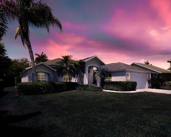 Sunside House, 3/2 Pool Home in Gated Community and minutes from everything. - Naples - Edificio