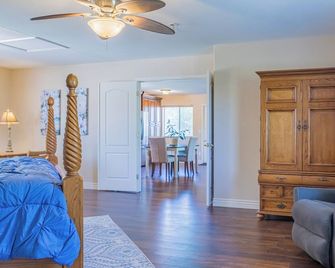 Second Story Suite with Balcony - Queen Creek - Living room