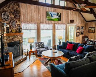 Cozy pet friendly chalet overlooking Lake Innsbruck. Perfect fishing spot! - Pine Mountain - Wohnzimmer