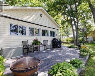 Cottage on water at oak Bay Gulf Club - Port Severn - Patio