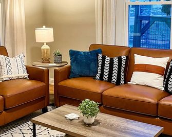 The Blue Door Bungalow - Central & Walkable to Downtown & Indiana University - Bloomington - Living room