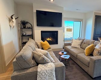 Heritage Hill-Sisseton-4B/2B Sleeps 8 for Groups, Families, Lakes & Hunters - Sisseton - Living room