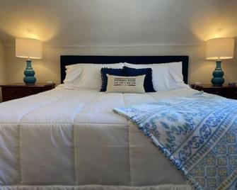 Cozy Historic Piersaull House - Charming & Quirky! - Hyde Park - Bedroom