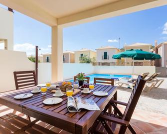 Family-Friendly Villa Has Private Pool, Short Walk To Burgau Beach - Burgau - Balcony