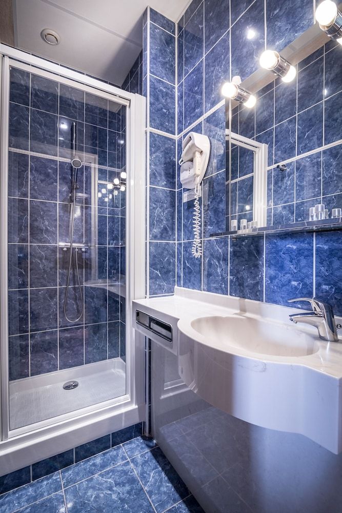 Hotel Charlemagne - Neuilly-sur-Seine - Bathroom