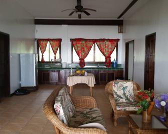 Siargaosunrise, A Tropical Beach House In The Philippines - Burgos (Surigao del Norte) - Wohnzimmer