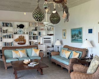 Waterfront home on the bay in secluded Whale Point! Private Dock! - Dunmore Town - Obývací pokoj