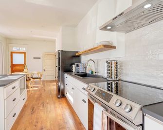 Stay Portland - The Charmante Suite- Breweries & Boutiques - Portland - Cocina