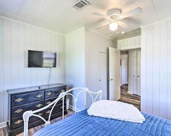 Inviting House 2 Mi to University of Alabama! - Tuscaloosa - Bedroom