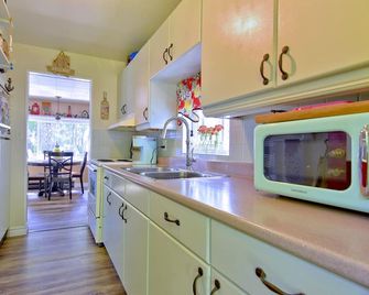 The Hideaway- Lake view Cottage In Wine Country - Kingsville - Kitchen