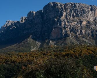 Arkefthos Mountain Hotel - Papingo - Outdoors view