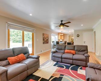 Rockville Home Patio Oasis, Fireplace, Near DC! - Rockville - Living room