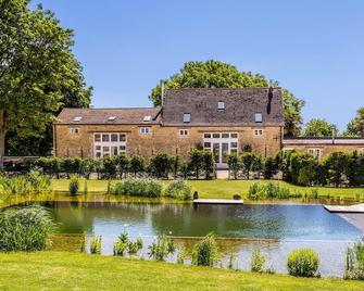 Luxury barn conversion on rural Cotswolds farm with swimming pond - Witney - Building