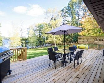 Muskoka, Cozy 3 Bedroom / 2 Bathroom Cottage located on the coveted Lake of Bay - Dwight - Innenhof