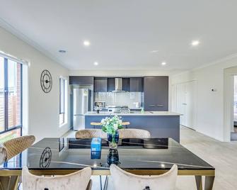 Stayau Charming 4br Retreat In Wyndham Vale - Wyndham Vale - Dining room