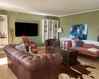 Unique villa with sauna 7 min from ARL Airport - Stockholm - Wohnzimmer