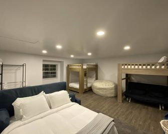 Private modern barn custom home, mini golf, ping pong.Best location. - Temecula - Bedroom