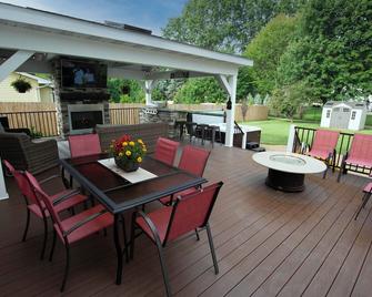 Oasis at Avalon Lakes - Hot Tub - Gas Fire Pit - Outdoor livingroom w/gas fire - Warren - Patio