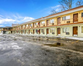 OYO Hotel Downtown Peoria I-74 - Peoria - Building