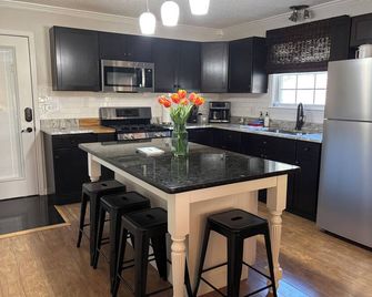 The Cedar Cabin at Center Hill Lake - Smithville - Kitchen